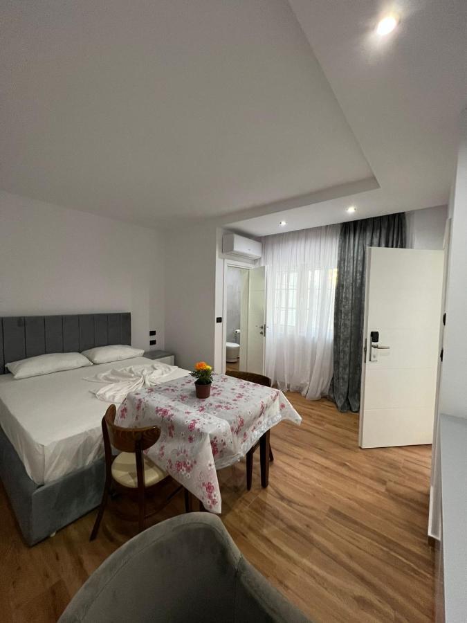 Hotel Vila Herta Дуррес Екстер'єр фото